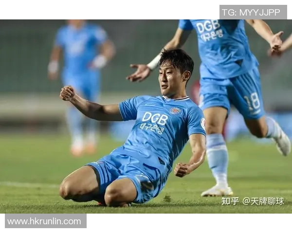 足球明星手势转场动作揭秘如何通过肢体语言提升比赛表现与团队默契